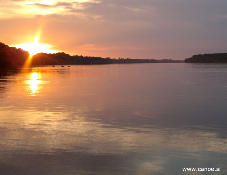 Prostrana Drava zvečer